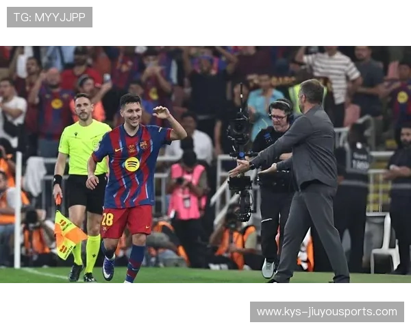 巴萨逼抢形成断球，拉菲尼亚突入禁区打门偏出