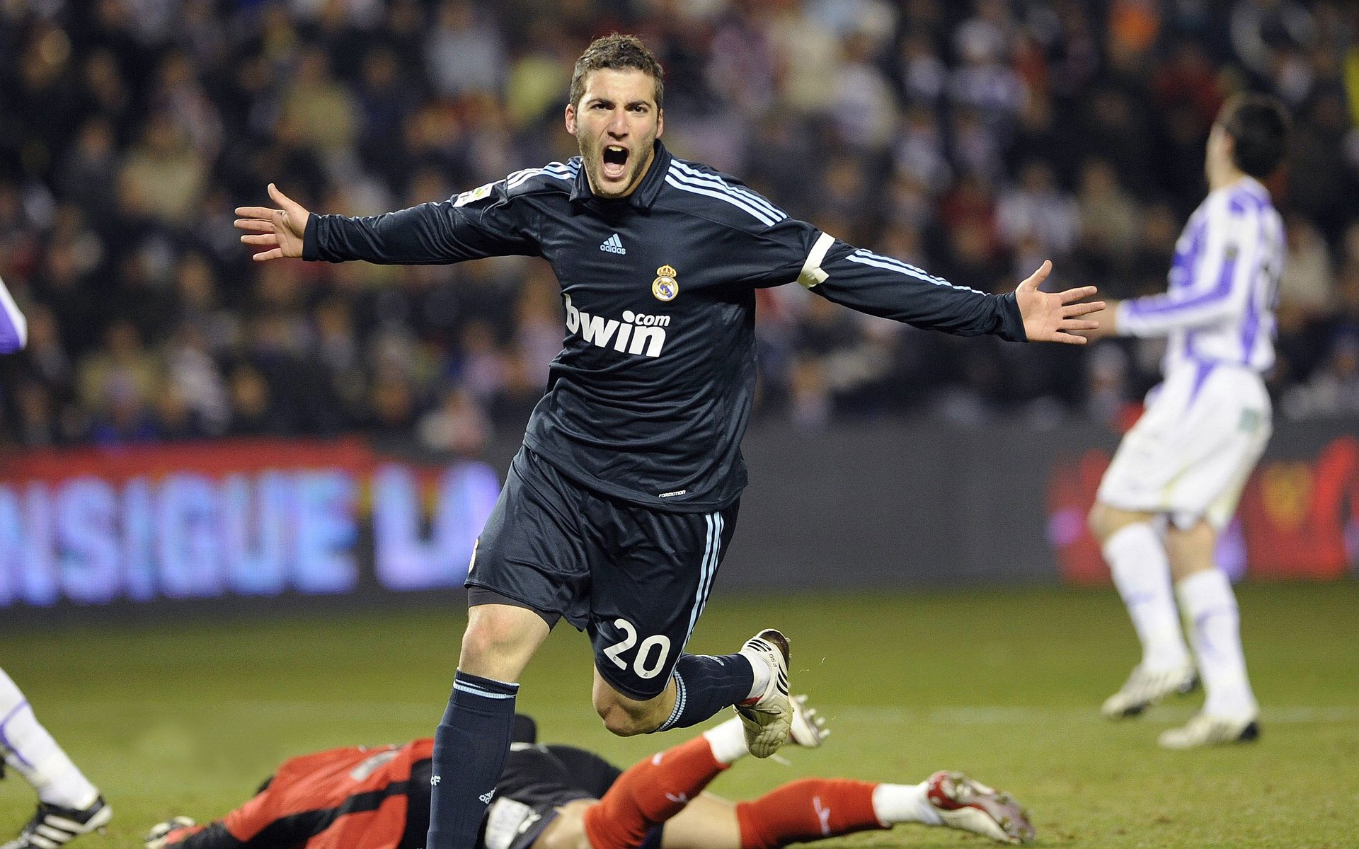 九游娱乐官网 (JIUYOU)-五大联赛中场争夺激烈程度是否决定观赏性高低,五大联赛场地大小