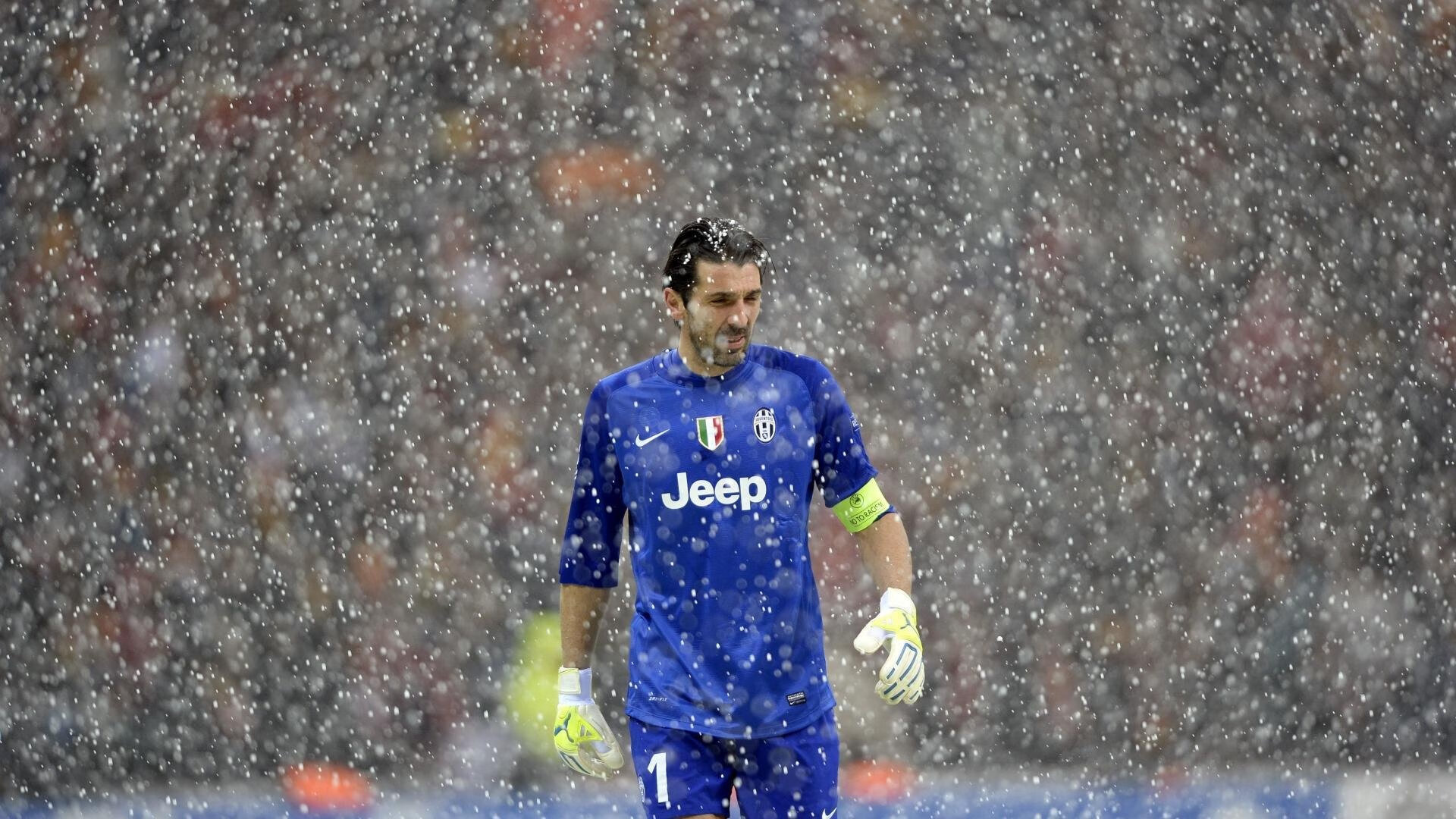 九游9游-赫罗纳紧密配合拉扯防线完成突破,赫罗纳队徽